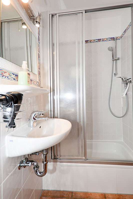 Reetdach Reihenhaus 3 SZ, 2 Bäder, möbliert, 3 Ebenen idyllische Lage Rügen, Kamin, Wallbox