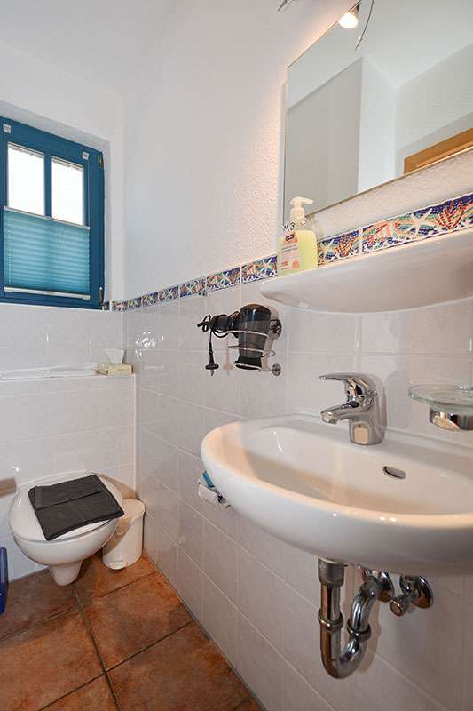 Reetdach Reihenhaus 3 SZ, 2 Bäder, möbliert, 3 Ebenen idyllische Lage Rügen, Kamin, Wallbox