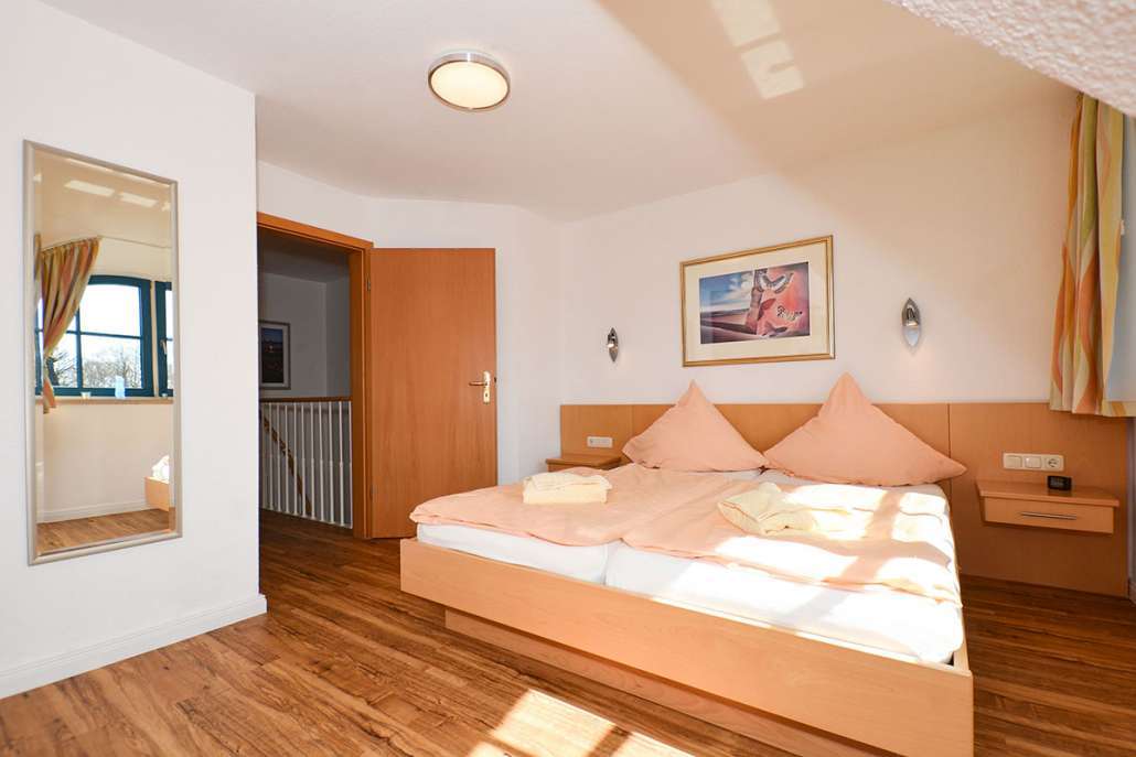 Reetdach Reihenhaus 3 SZ, 2 Bäder, möbliert, 3 Ebenen idyllische Lage Rügen, Kamin, Wallbox