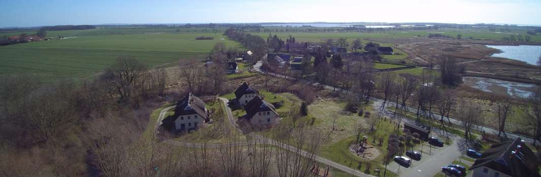 Reetdach Reihenhaus 3 SZ, 2 Bäder, möbliert, 3 Ebenen idyllische Lage Rügen, Kamin, Wallbox