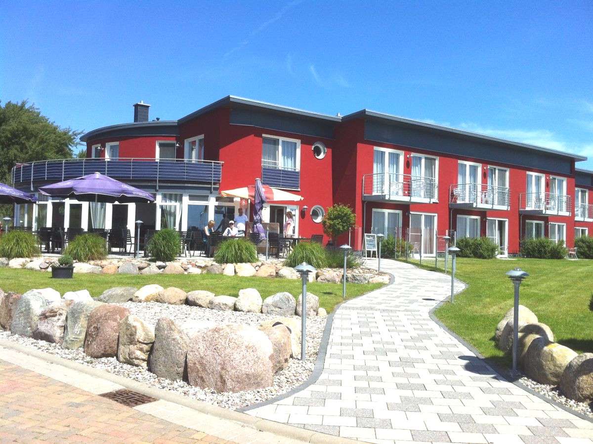 Reetdach Reihenhaus 3 SZ, 2 Bäder, möbliert, 3 Ebenen idyllische Lage Rügen, Kamin, Wallbox