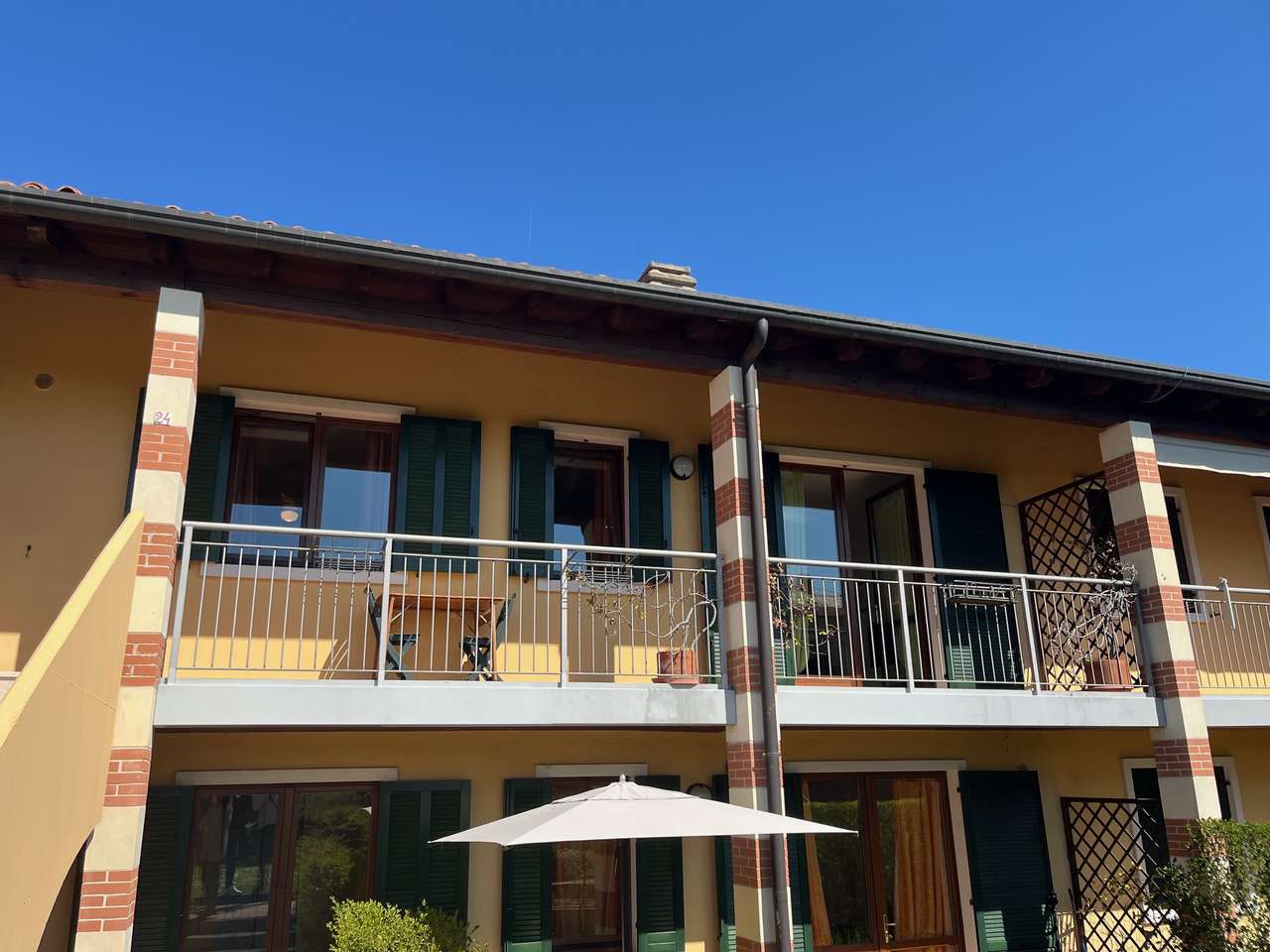 bezugsfertige Ferienwohnung mit Balkon, Pool, Tennis, Garage, nahe Garda am Gardasee