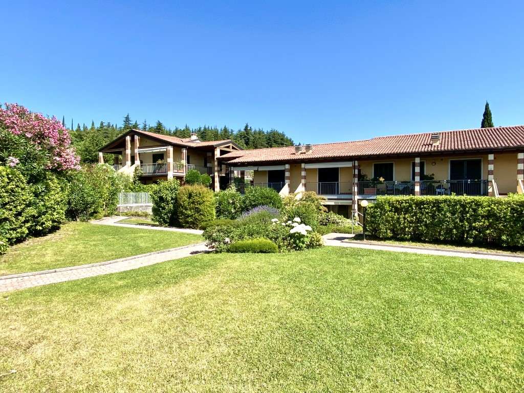 bezugsfertige Ferienwohnung mit Balkon, Pool, Tennis, Garage, nahe Garda am Gardasee