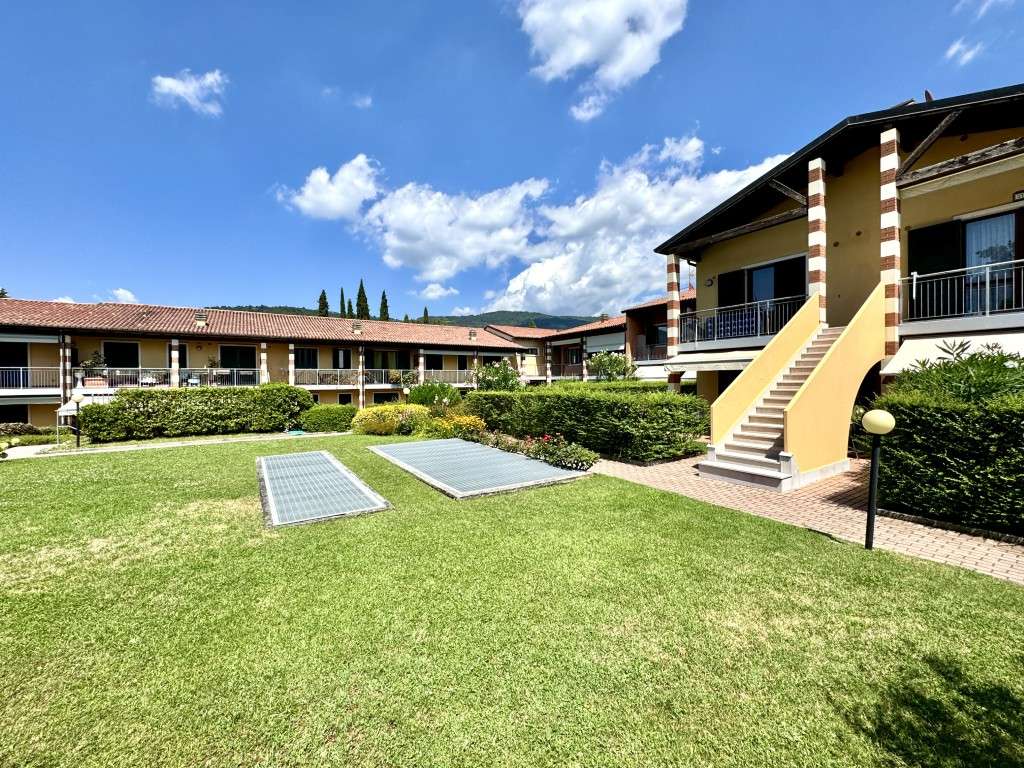 bezugsfertige Ferienwohnung mit Balkon, Pool, Tennis, Garage, nahe Garda am Gardasee