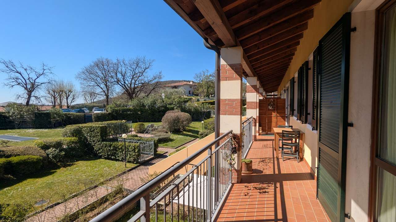 bezugsfertige Ferienwohnung mit Balkon, Pool, Tennis, Garage, nahe Garda am Gardasee