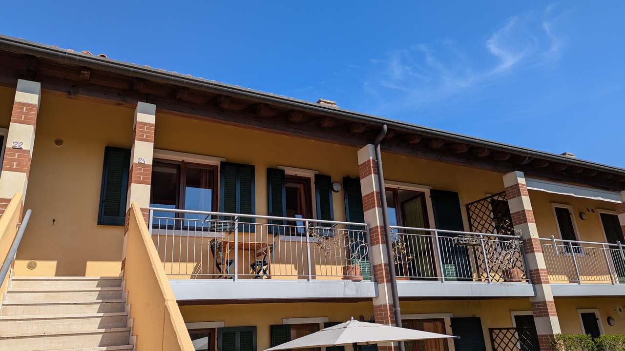 bezugsfertige Ferienwohnung mit Balkon, Pool, Tennis, Garage, nahe Garda am Gardasee