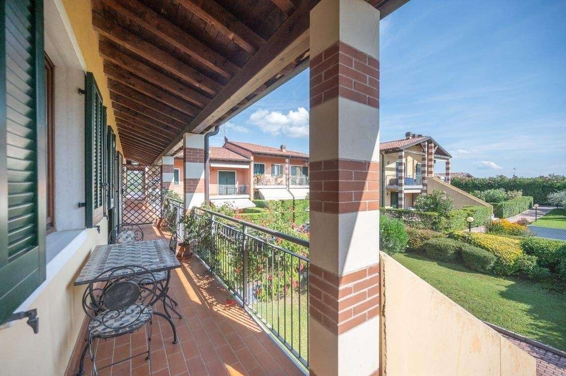 bezugsfertige Ferienwohnung mit Balkon, Pool, Tennis, Garage, nahe Garda am Gardasee