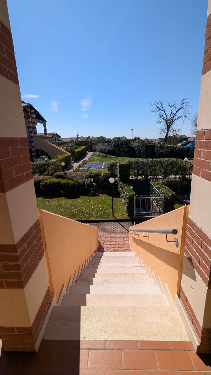 bezugsfertige Ferienwohnung mit Balkon, Pool, Tennis, Garage, nahe Garda am Gardasee