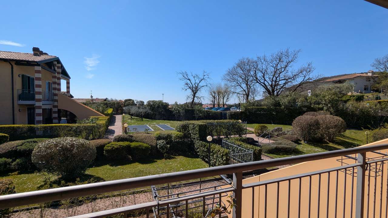 bezugsfertige Ferienwohnung mit Balkon, Pool, Tennis, Garage, nahe Garda am Gardasee