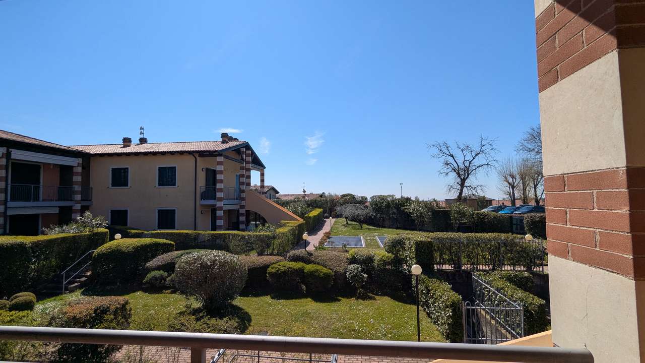 bezugsfertige Ferienwohnung mit Balkon, Pool, Tennis, Garage, nahe Garda am Gardasee