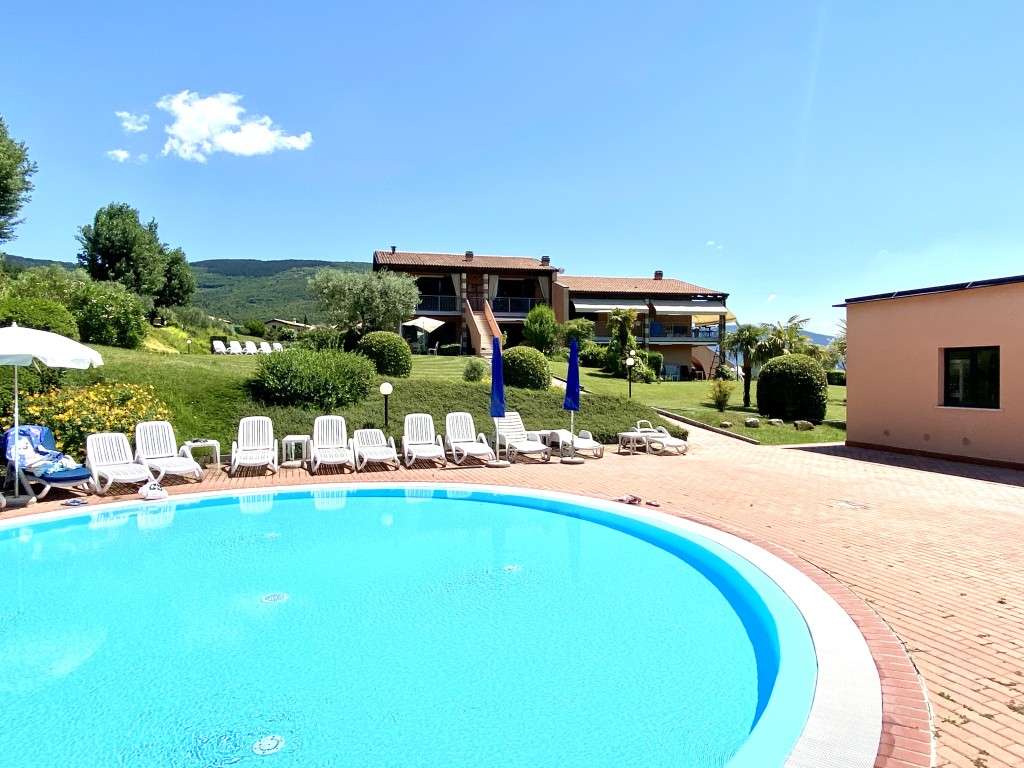 bezugsfertige Ferienwohnung mit Balkon, Pool, Tennis, Garage, nahe Garda am Gardasee