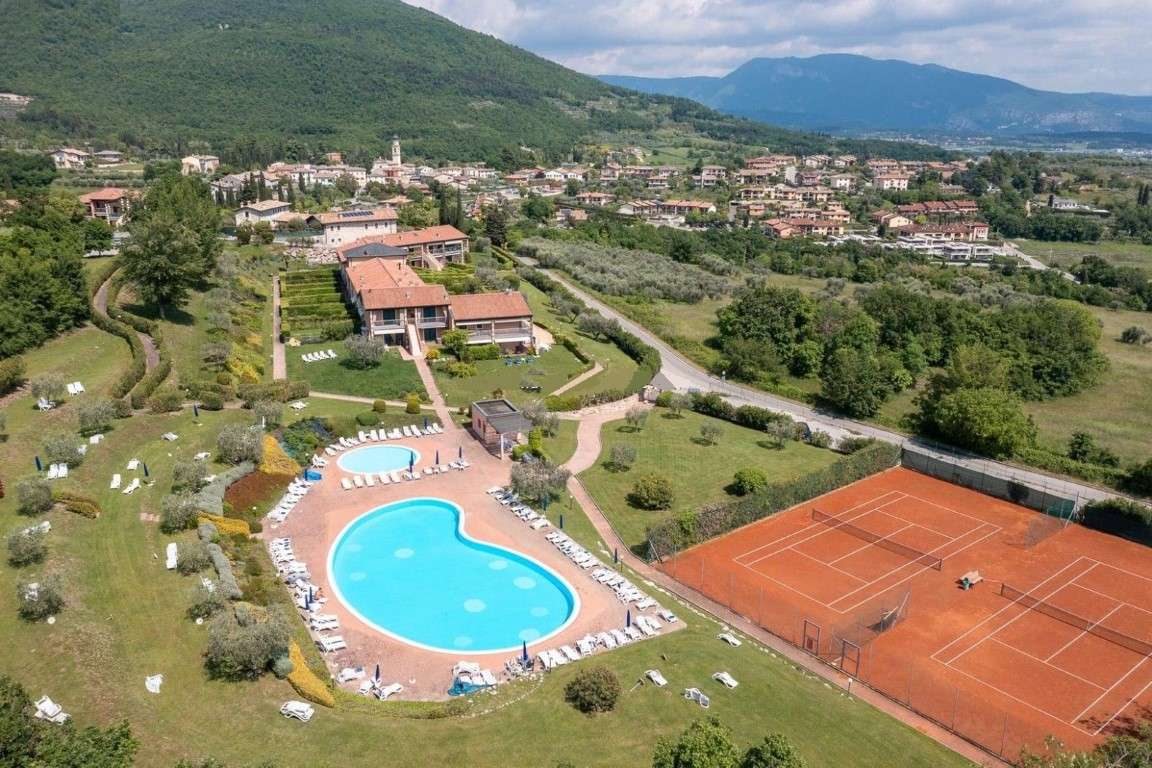 bezugsfertige Ferienwohnung mit Balkon, Pool, Tennis, Garage, nahe Garda am Gardasee