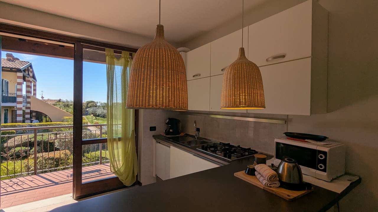 bezugsfertige Ferienwohnung mit Balkon, Pool, Tennis, Garage, nahe Garda am Gardasee