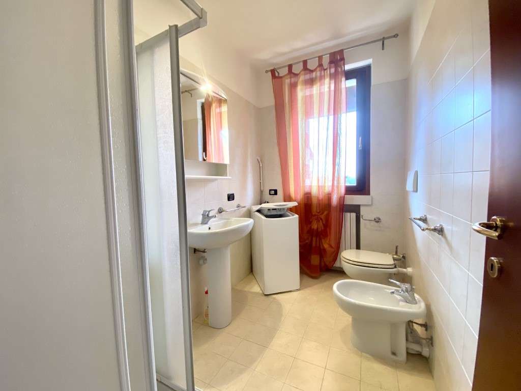 bezugsfertige Ferienwohnung mit Balkon, Pool, Tennis, Garage, nahe Garda am Gardasee