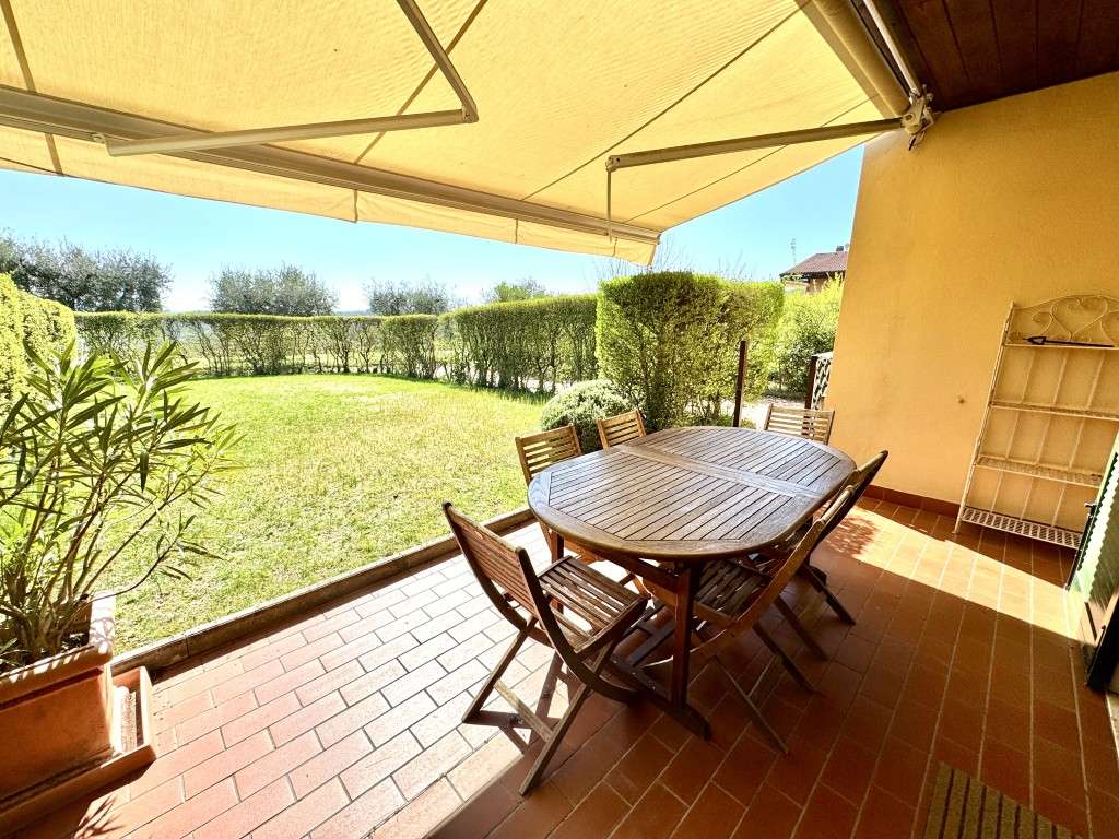 Ferienwohnung RHH mit Balkon, 2 x Gärten, Pool, Tennis, 2 x Garage, nahe Garda Gardasee