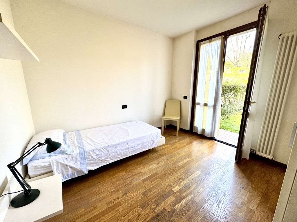 Ferienwohnung RHH mit Balkon, 2 x Gärten, Pool, Tennis, 2 x Garage, nahe Garda Gardasee