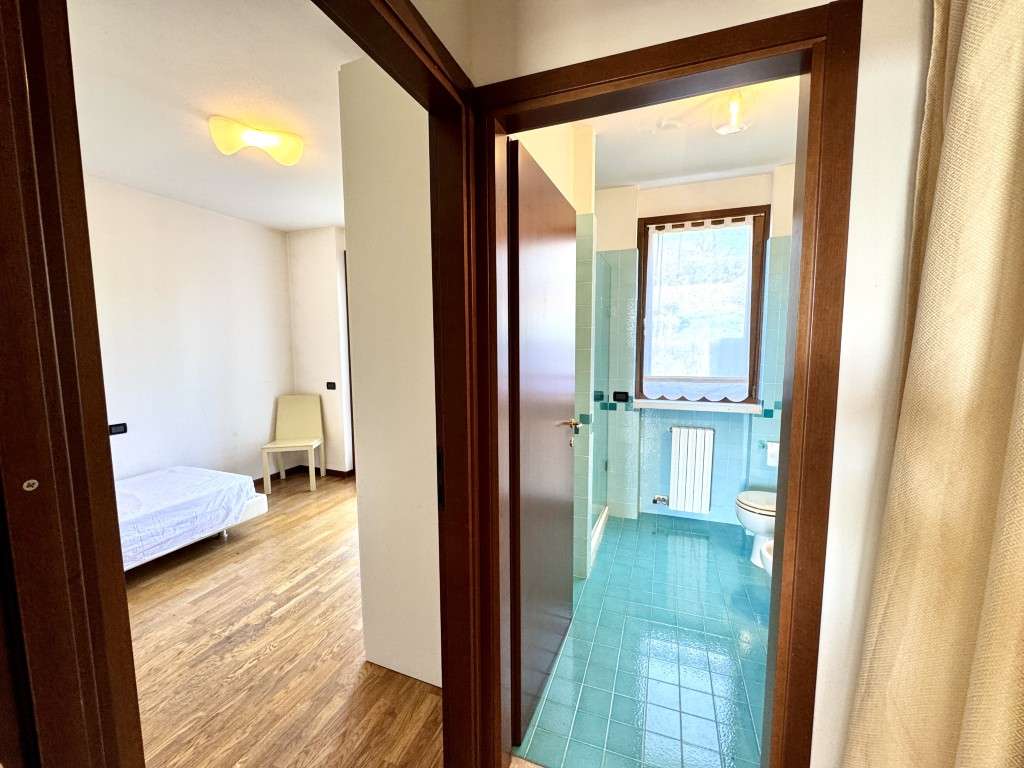 Ferienwohnung RHH mit Balkon, 2 x Gärten, Pool, Tennis, 2 x Garage, nahe Garda Gardasee