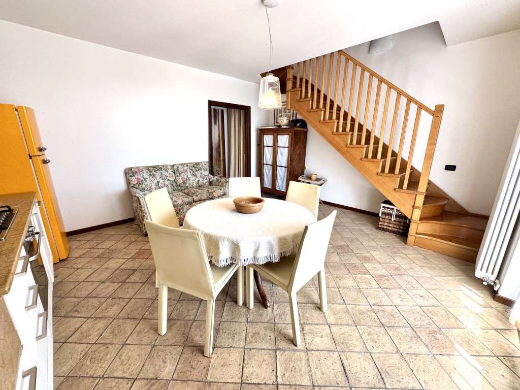 Ferienwohnung RHH mit Balkon, 2 x Gärten, Pool, Tennis, 2 x Garage, nahe Garda Gardasee