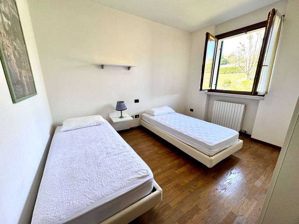Ferienwohnung RHH mit Balkon, 2 x Gärten, Pool, Tennis, 2 x Garage, nahe Garda Gardasee