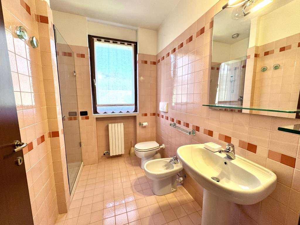 Ferienwohnung RHH mit Balkon, 2 x Gärten, Pool, Tennis, 2 x Garage, nahe Garda Gardasee