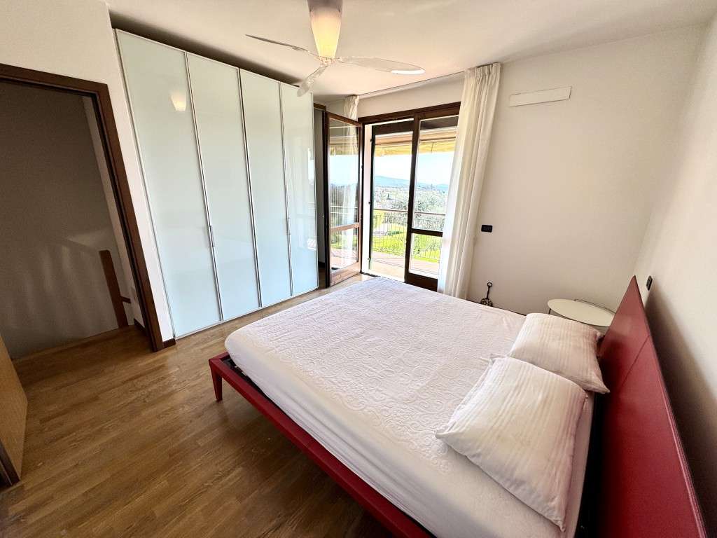 Ferienwohnung RHH mit Balkon, 2 x Gärten, Pool, Tennis, 2 x Garage, nahe Garda Gardasee