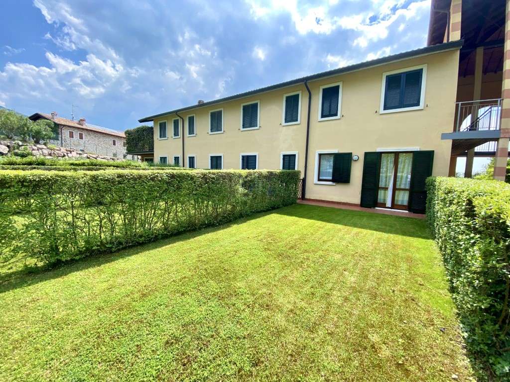 Ferienwohnung RHH mit Balkon, 2 x Gärten, Pool, Tennis, 2 x Garage, nahe Garda Gardasee