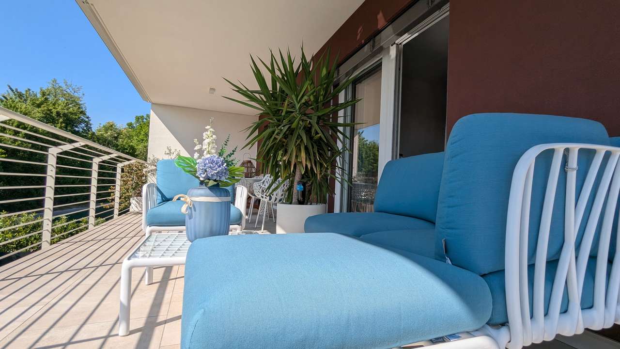 Das besondere Penthouse am Gardasee mit Balkon, 2 Carports, Solar, A4, Pool, Klima
