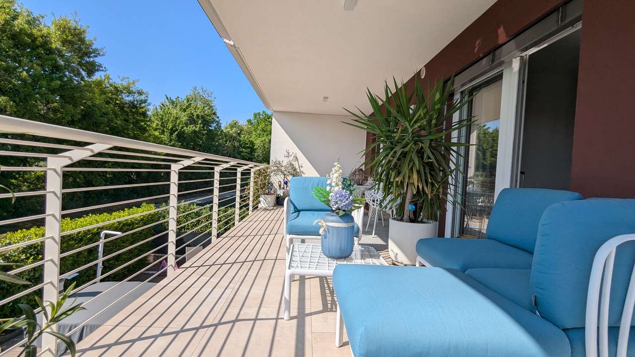 Das besondere Penthouse am Gardasee mit Balkon, 2 Carports, Solar, A4, Pool, Klima