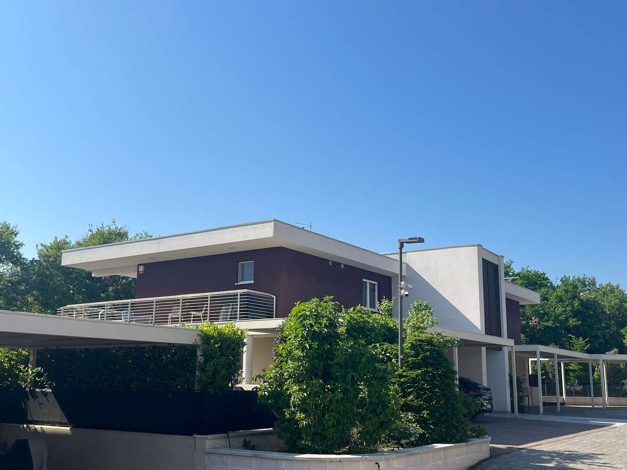 Das besondere Penthouse am Gardasee mit Balkon, 2 Carports, Solar, A4, Pool, Klima