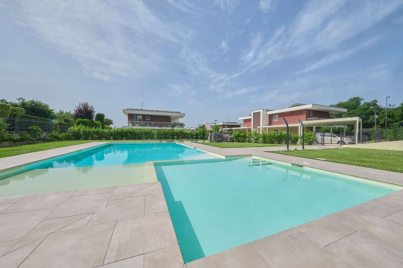 Das besondere Penthouse am Gardasee mit Balkon, 2 Carports, Solar, A4, Pool, Klima