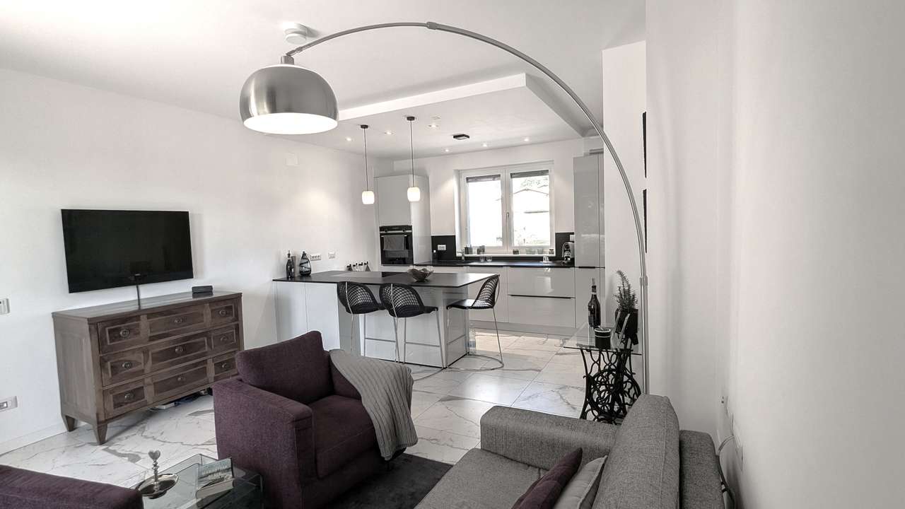Das besondere Penthouse am Gardasee mit Balkon, 2 Carports, Solar, A4, Pool, Klima