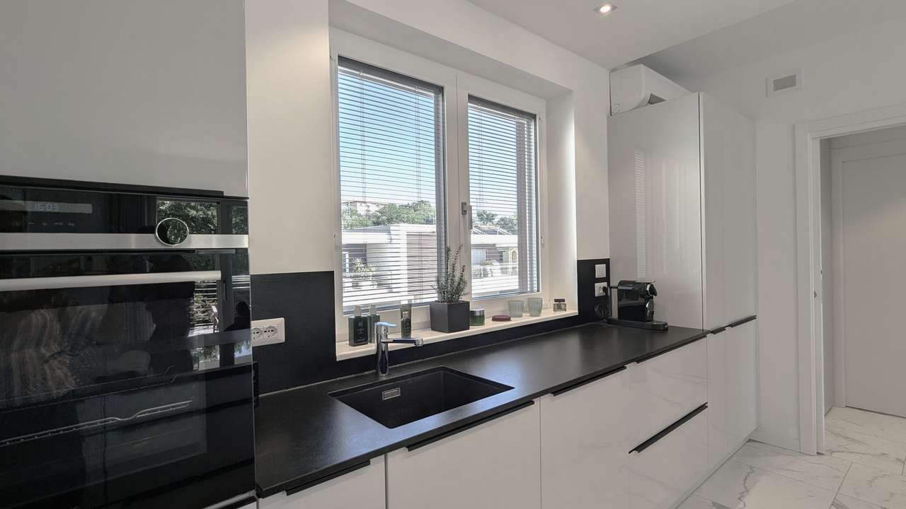 Das besondere Penthouse am Gardasee mit Balkon, 2 Carports, Solar, A4, Pool, Klima