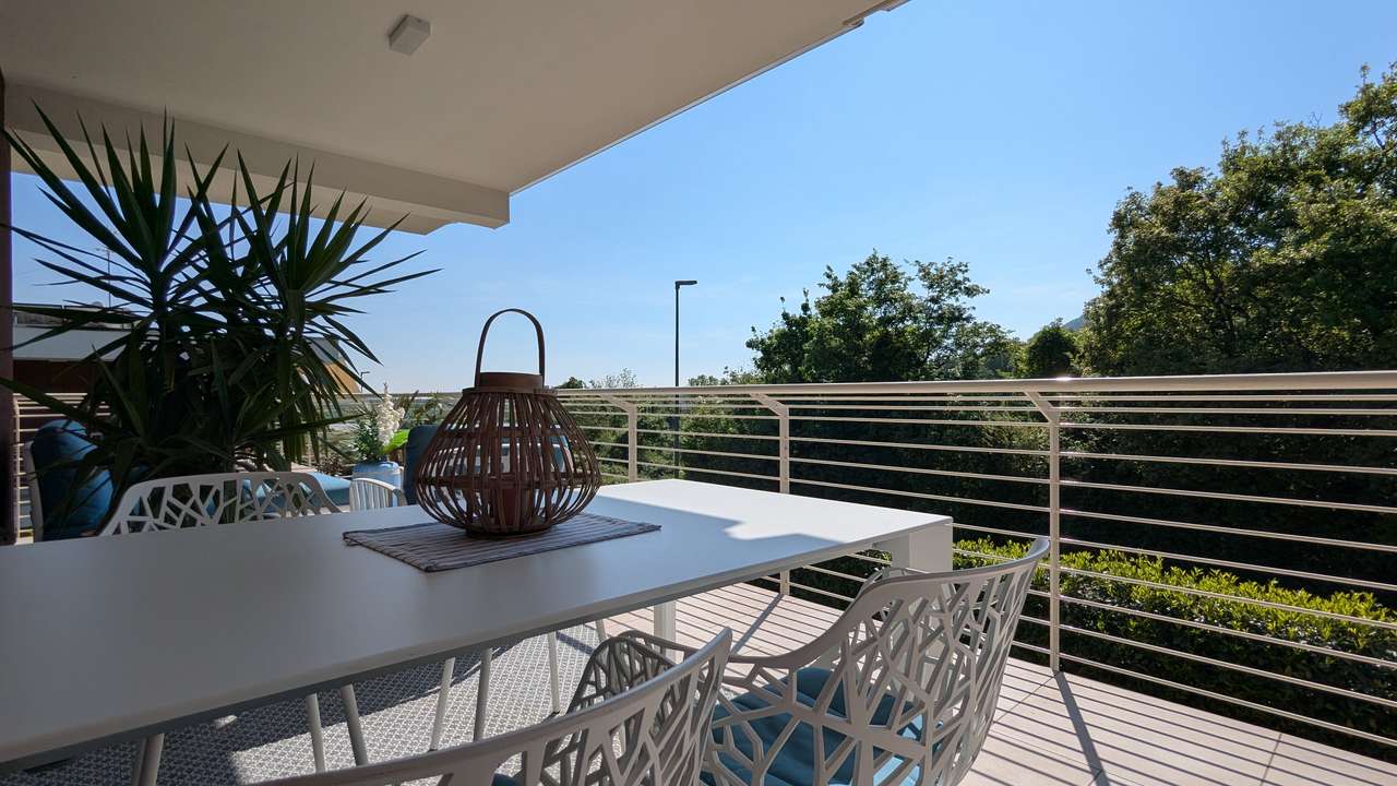 Das besondere Penthouse am Gardasee mit Balkon, 2 Carports, Solar, A4, Pool, Klima