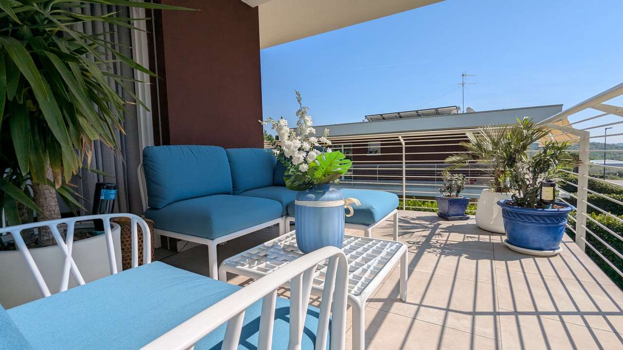 Das besondere Penthouse am Gardasee mit Balkon, 2 Carports, Solar, A4, Pool, Klima