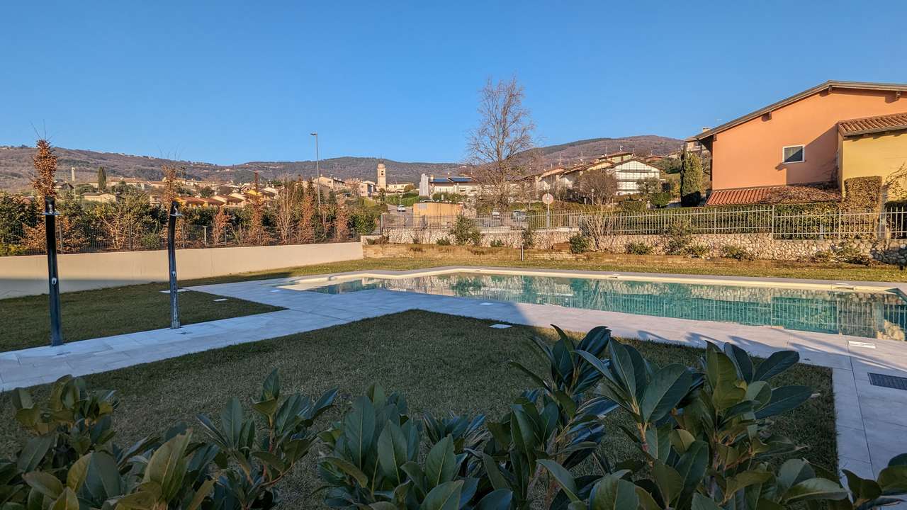 Das besondere Penthouse am Gardasee mit Balkon, 2 Carports, Solar, A4, Pool, Klima