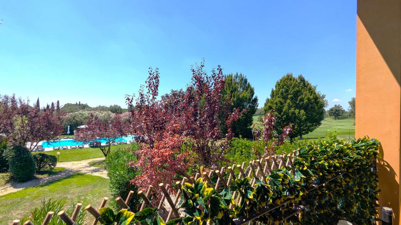 reserviert - Golf & Gardasee Maisonette mit Pool, Klima, 2 Bäder, Garage in Golfanlage, möbliert