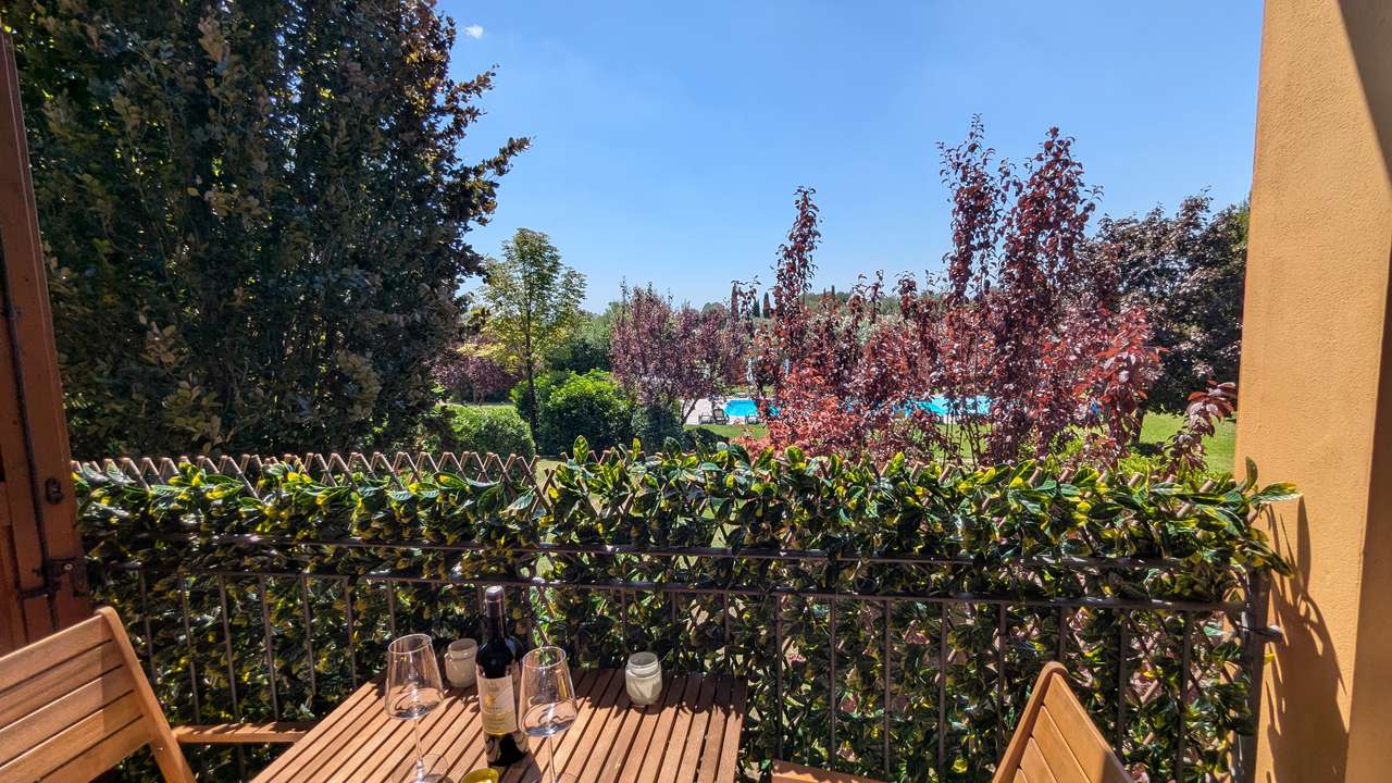 reserviert - Golf & Gardasee Maisonette mit Pool, Klima, 2 Bäder, Garage in Golfanlage, möbliert