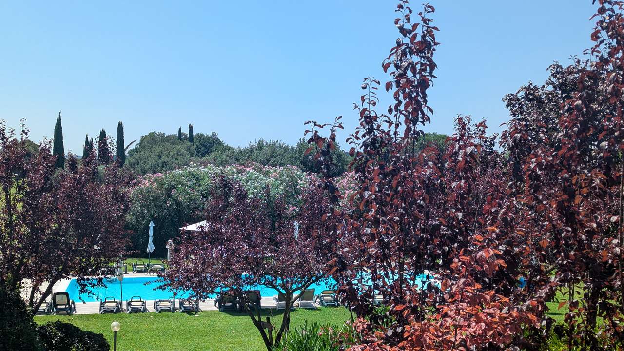reserviert - Golf & Gardasee Maisonette mit Pool, Klima, 2 Bäder, Garage in Golfanlage, möbliert