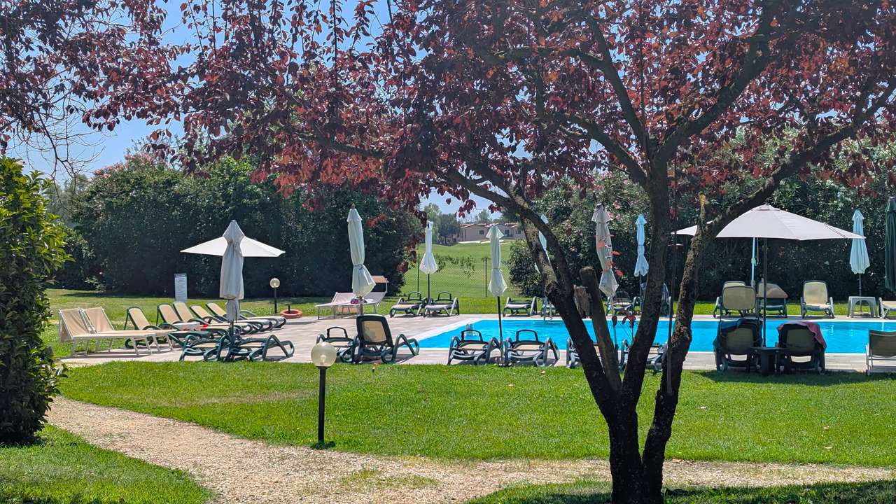 reserviert - Golf & Gardasee Maisonette mit Pool, Klima, 2 Bäder, Garage in Golfanlage, möbliert