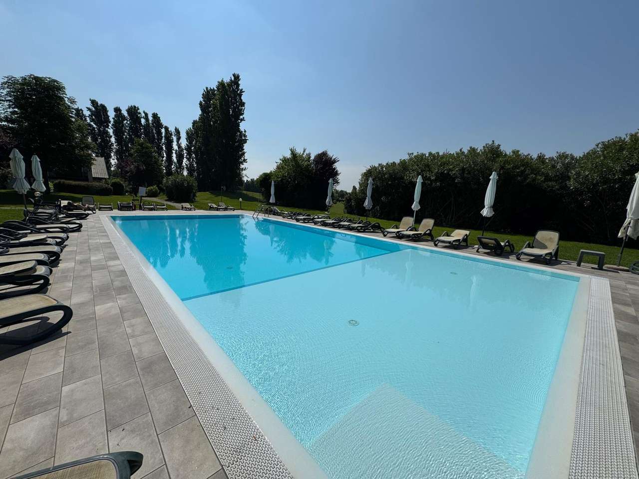 Golf & Gardasee renovierte Maisonette mit Pool, Klima, Garage, möbliert - in Golfanlage