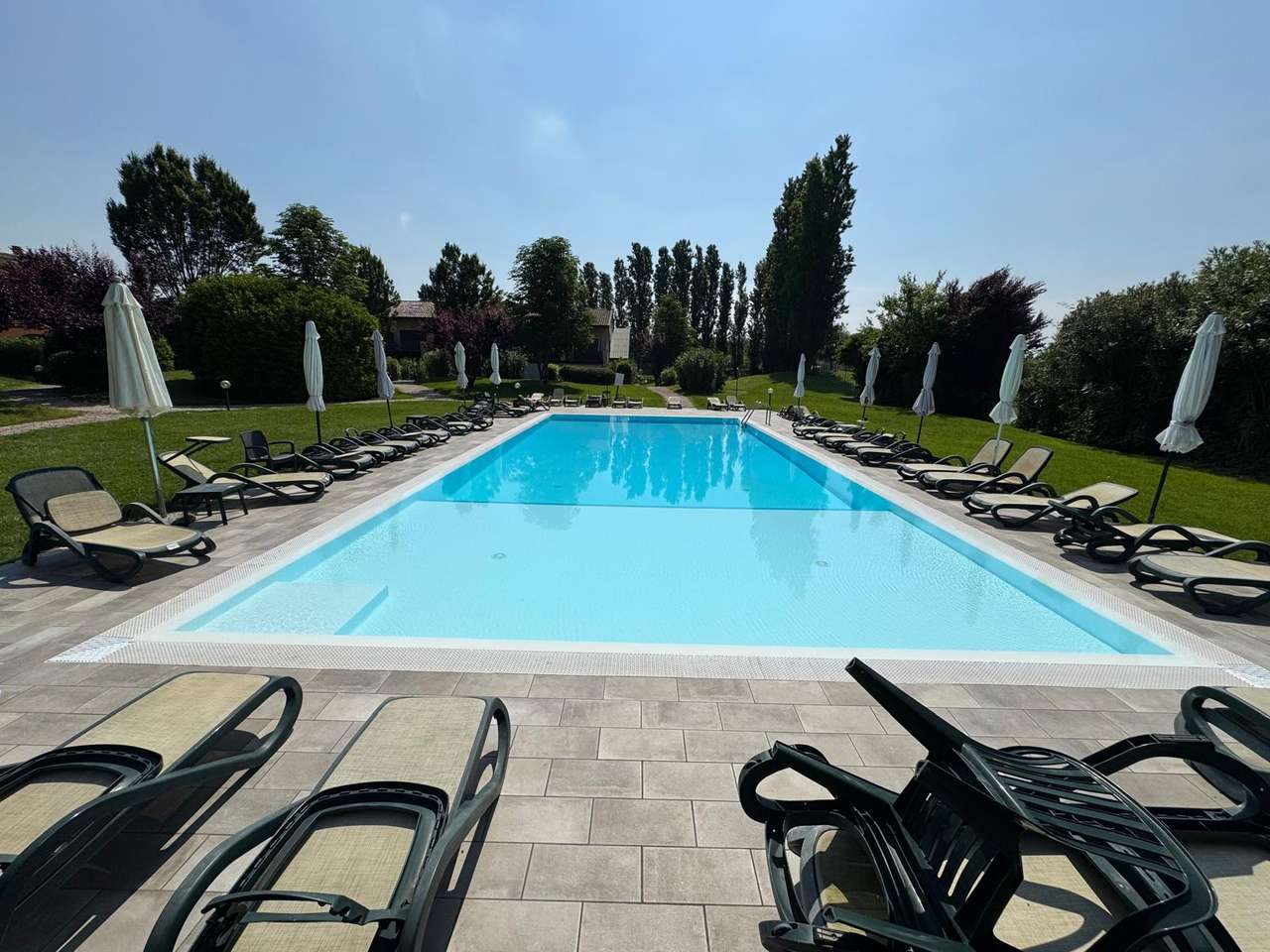 Golf & Gardasee renovierte Maisonette mit Pool, Klima, Garage, möbliert - in Golfanlage