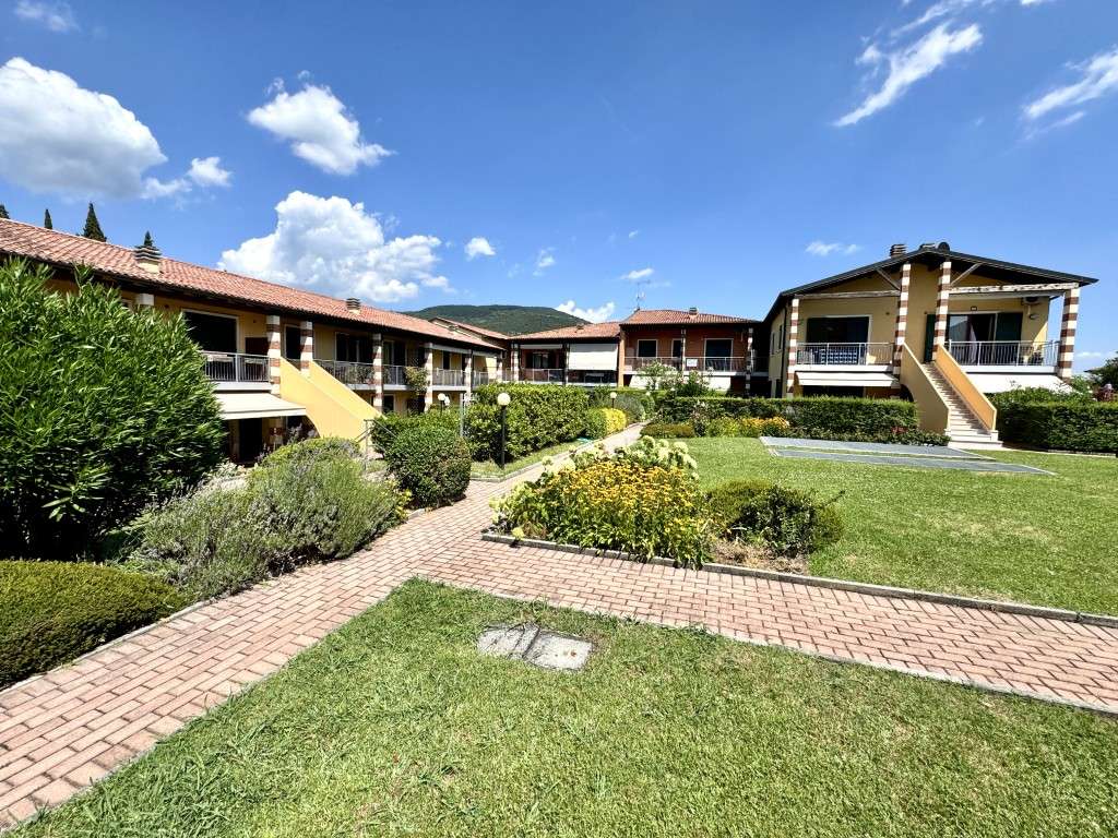 renovierte Fewo mit Pool, Tennis, Garten, Garage, Klima und Golfplatz, nahe Gardasee