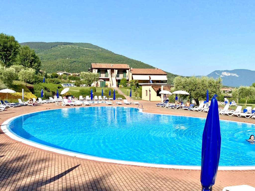renovierte Fewo mit Pool, Tennis, Garten, Garage, Klima und Golfplatz, nahe Gardasee