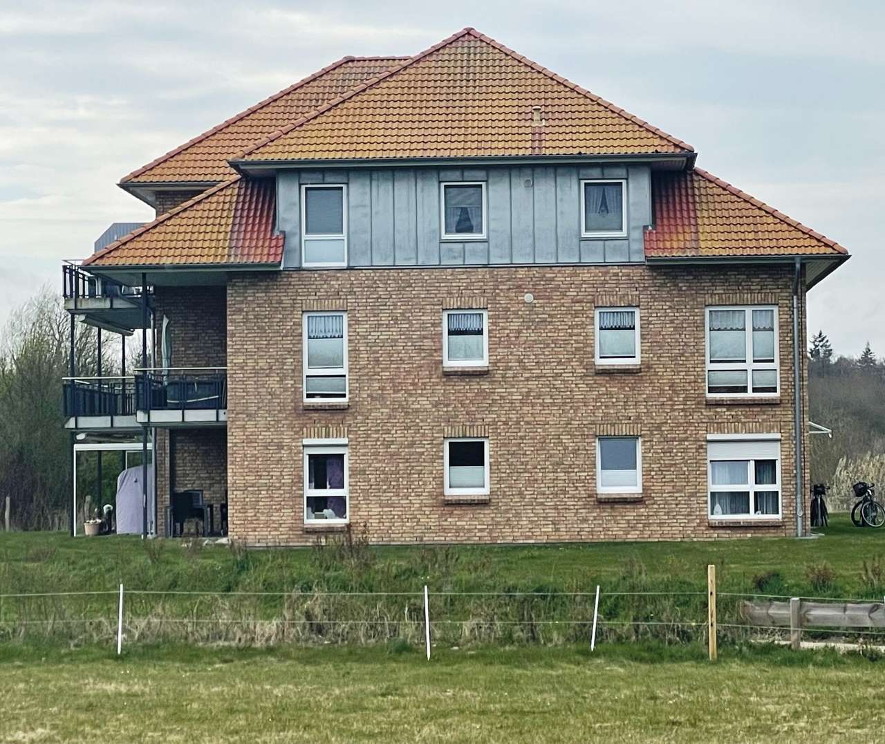 Gebäudeansicht seitlich Gebäudeansicht seitlich