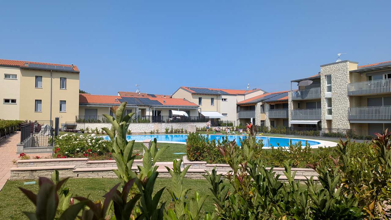 Garten und Pool im Sommer Garten und Pool im Sommer