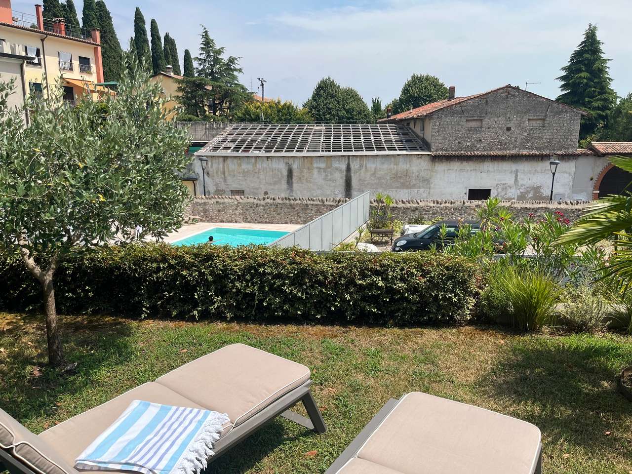 Garten mit Blick auf Pool Garten mit Blick auf Pool