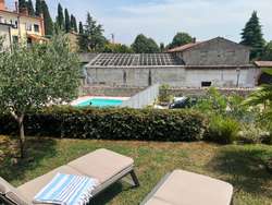 Garten mit Blick auf Pool Garten mit Blick auf Pool