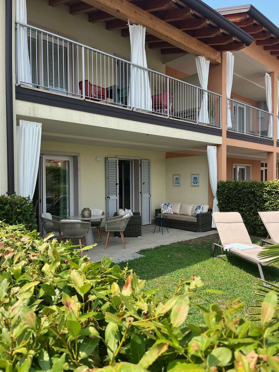 Gebäudeansicht mit Terrasse Gebäudeansicht mit Terrasse