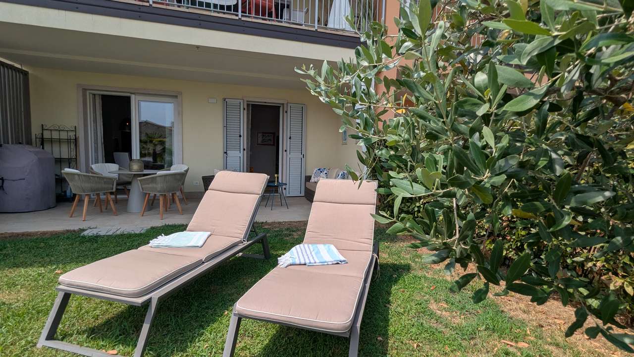 Garten mit Sonnenliegen (2) Garten mit Sonnenliegen (2)
