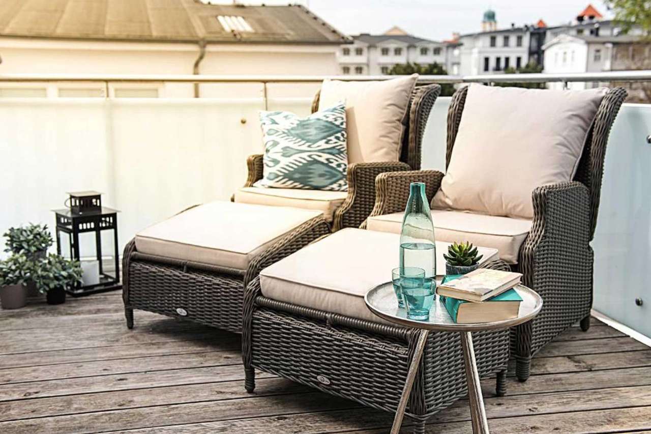 Balkon mit Lounge-Liegen Balkon mit Lounge-Liegen